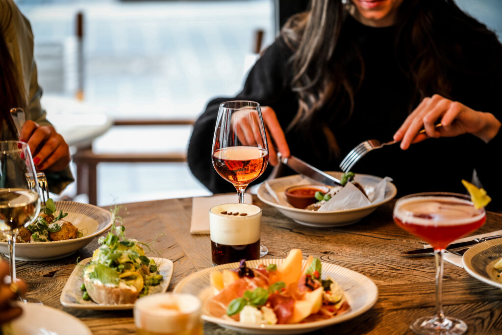 Hungarian dining etiquette
